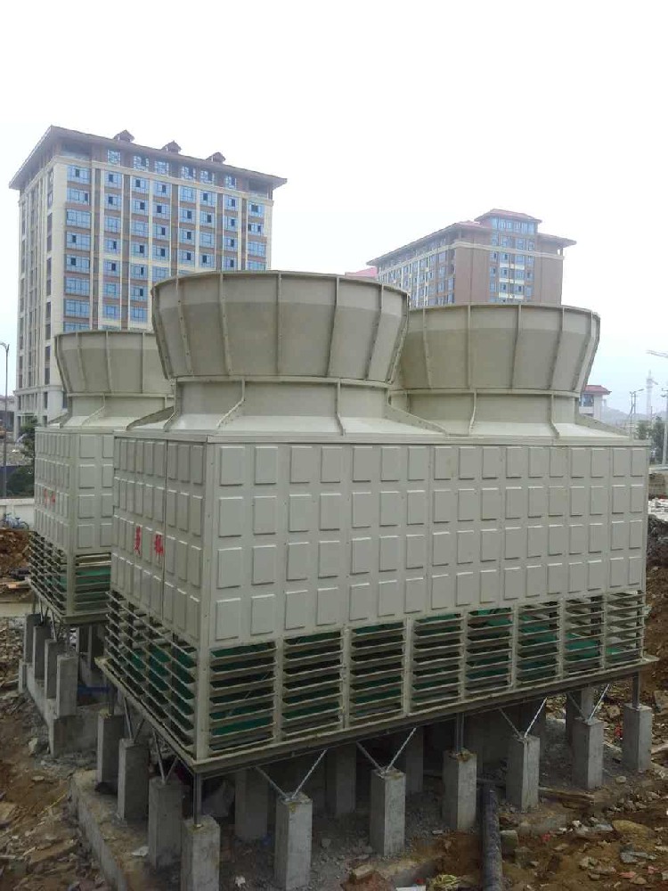 冷卻塔里排出的白煙為水蒸汽